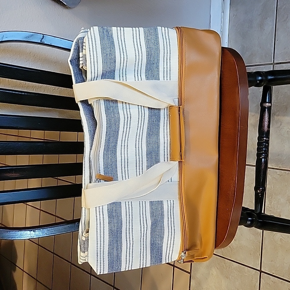 🛍️ NWOT DSW Exclusive Striped Weekender Bag